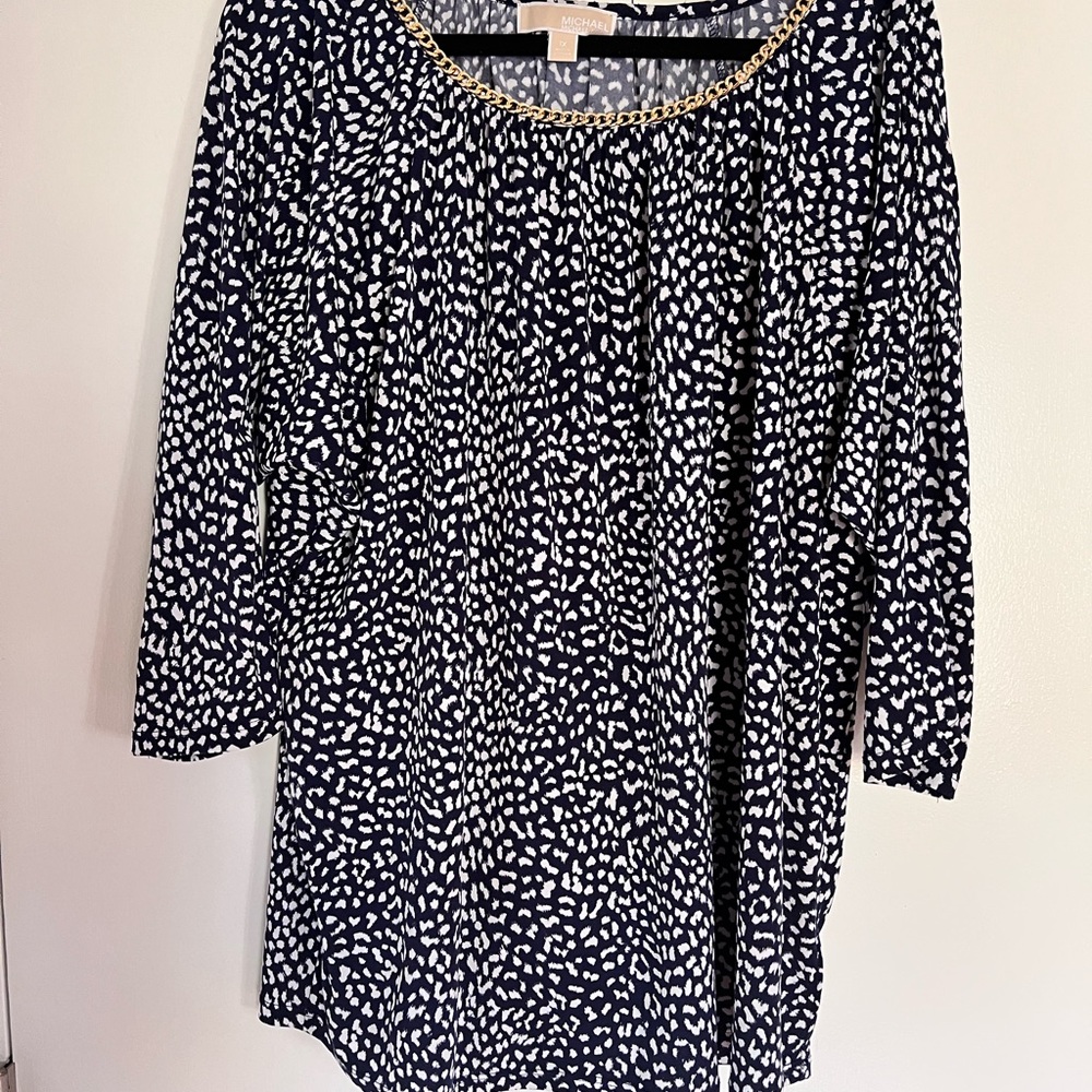MICHAEL Michael Kors Navy White Printed Blouse w/gold chain 1X